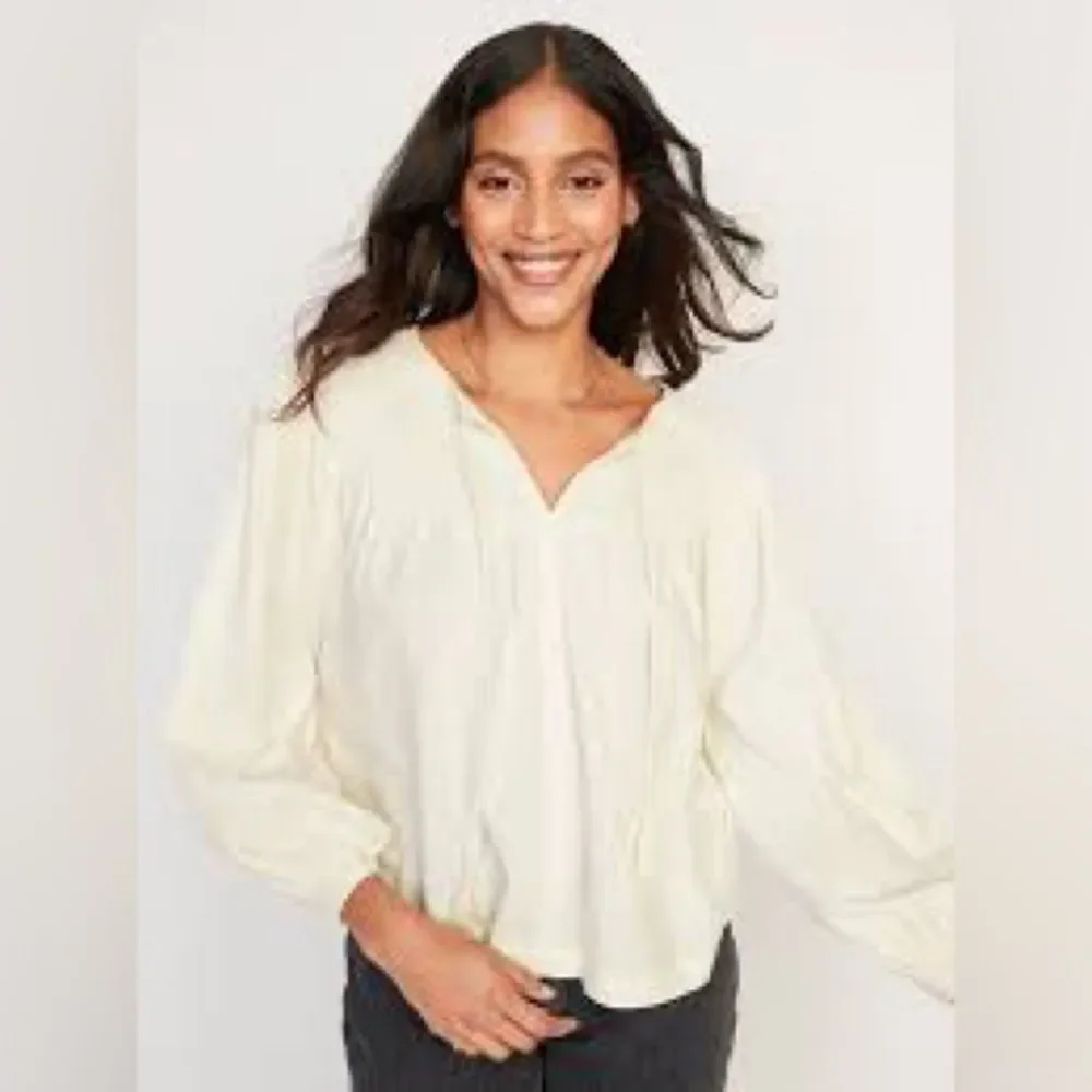 Old‎ Navy Long-Sleeve Smocked Embroidered Blouse